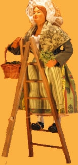 femme aux olives sur l'échelle 25cm